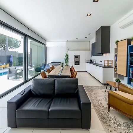 Modern With Swimming Pool Villa