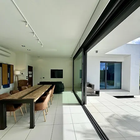 Modern With Swimming Pool *